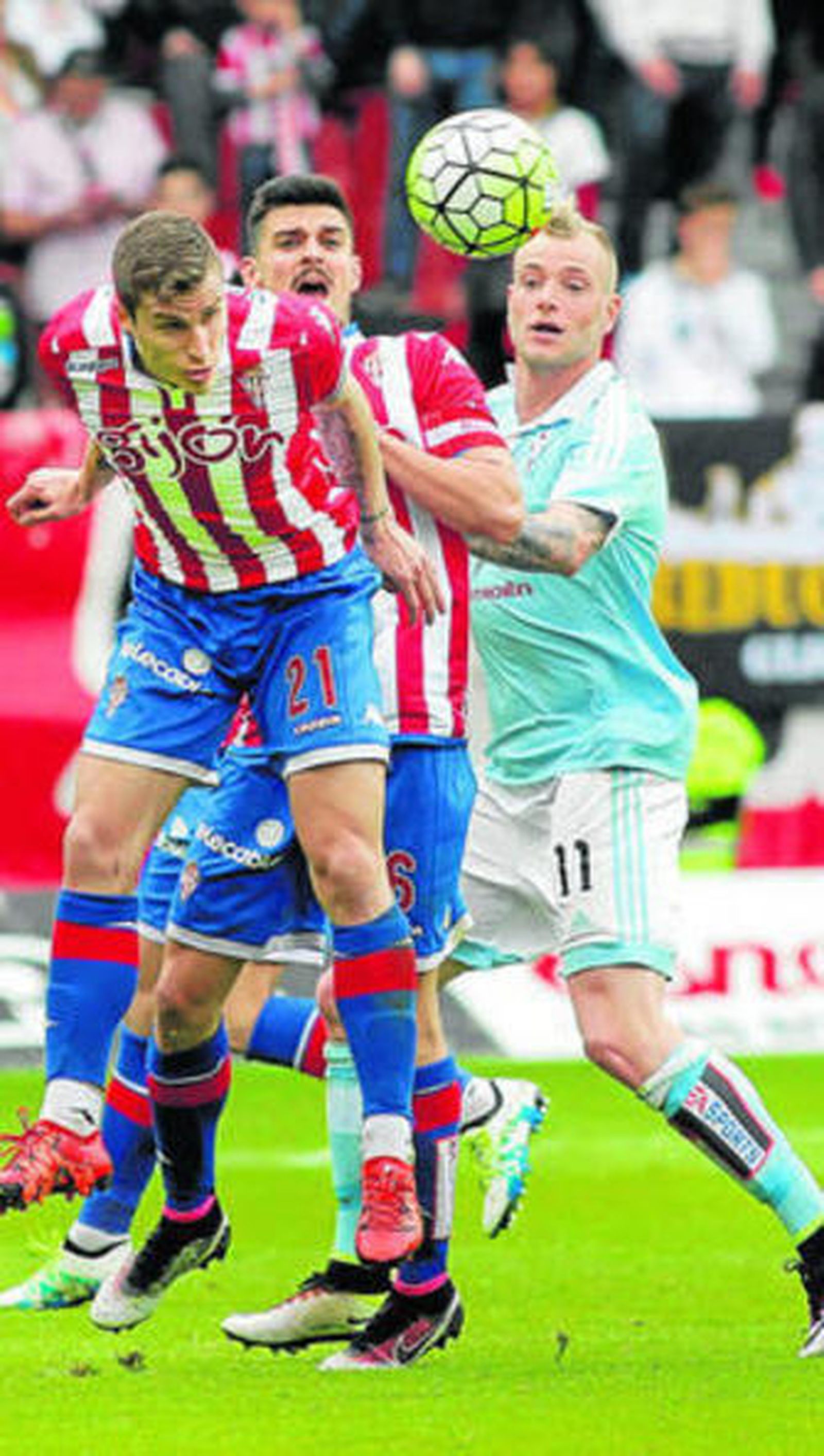 El defensa Vranjes despeja delante de Sergio Álvarez y Guidetti.