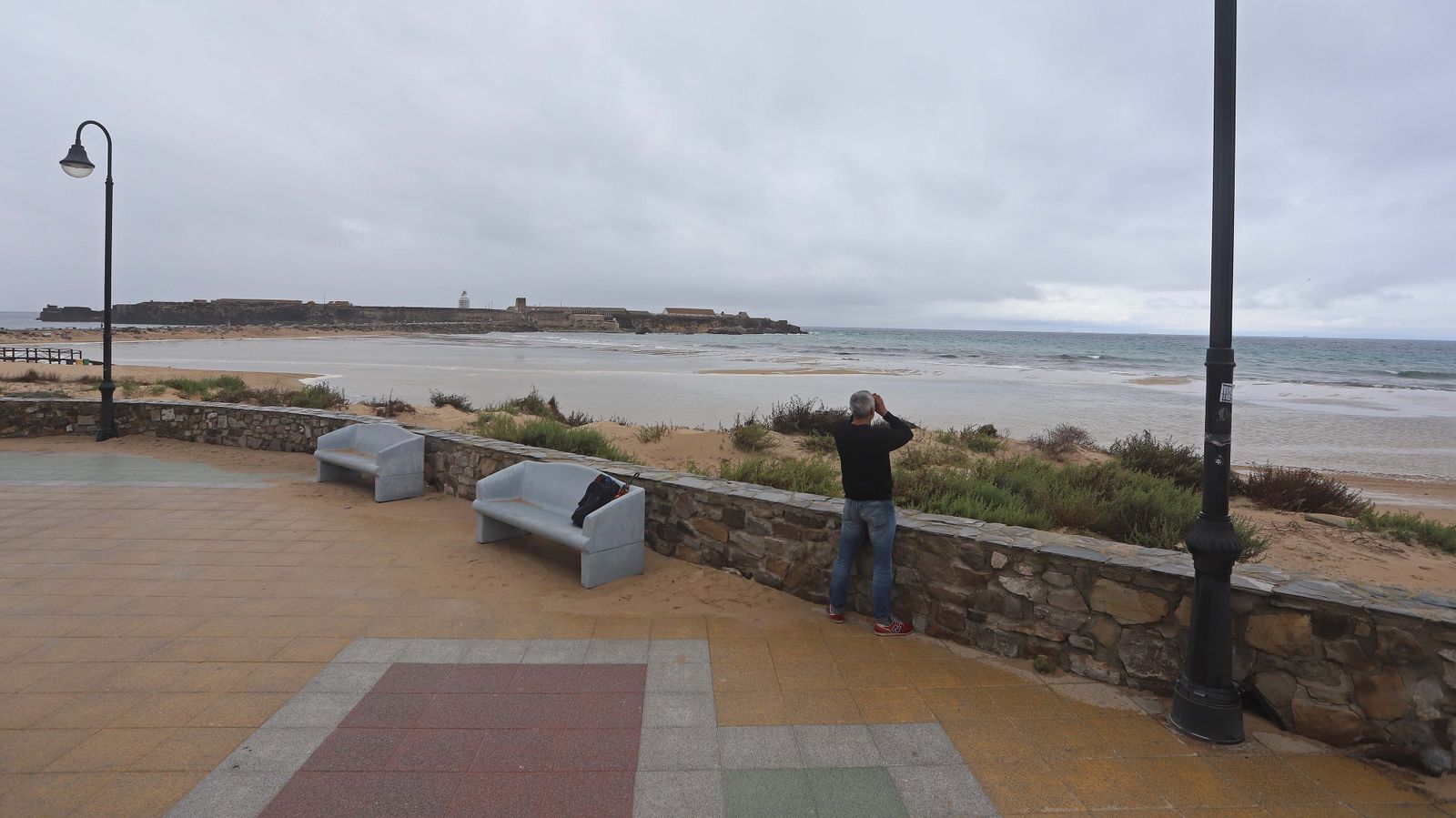 Fotos de la marea alta en la playa de Los Lances