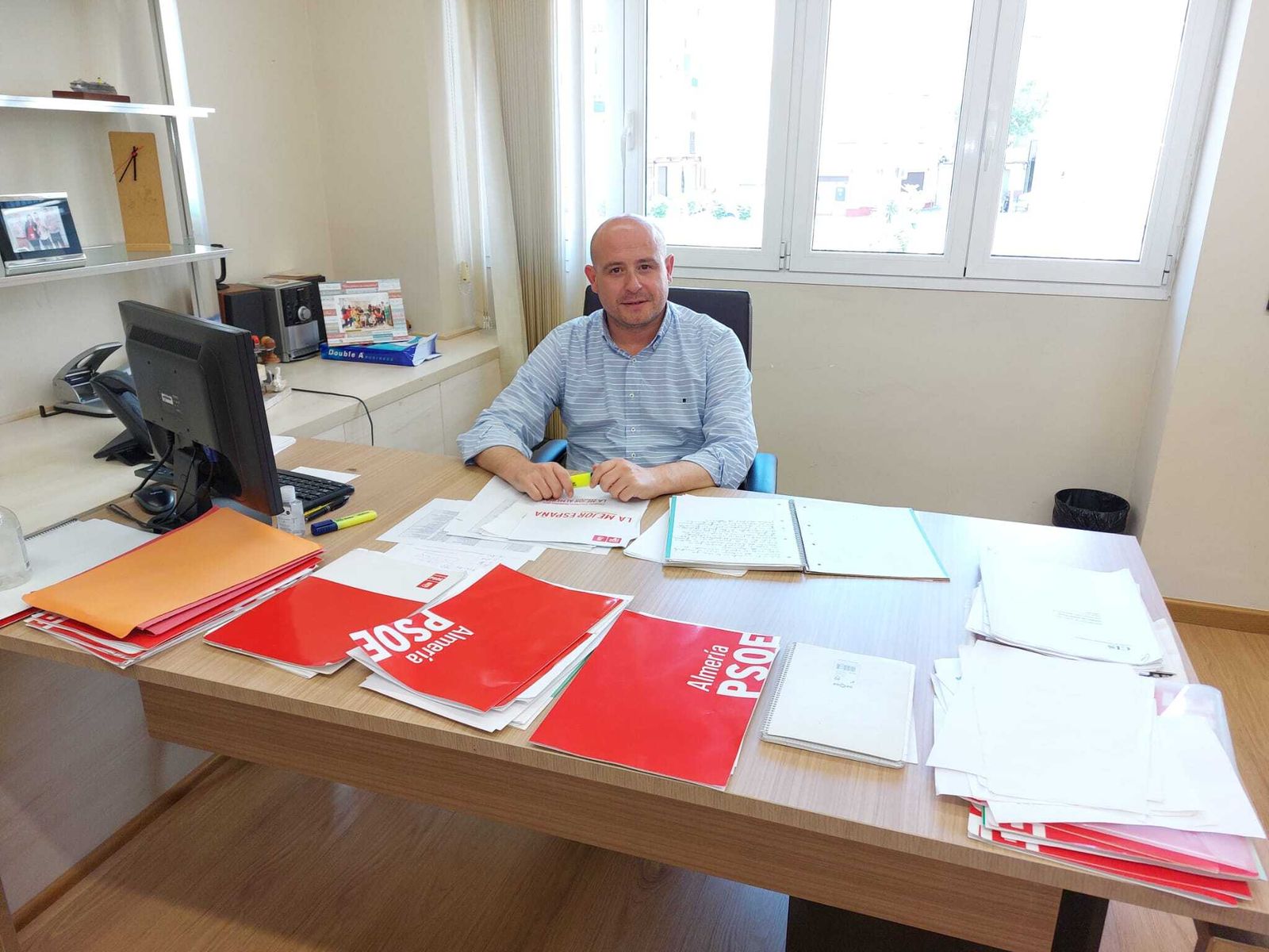 Antonio Martínez en su despacho de secretario de Organización del PSOE de Almería