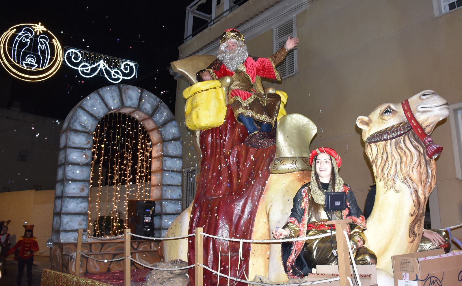 Macael desborda ilusión en la visita de los Reyes Magos: la cabalgata, en imágenes