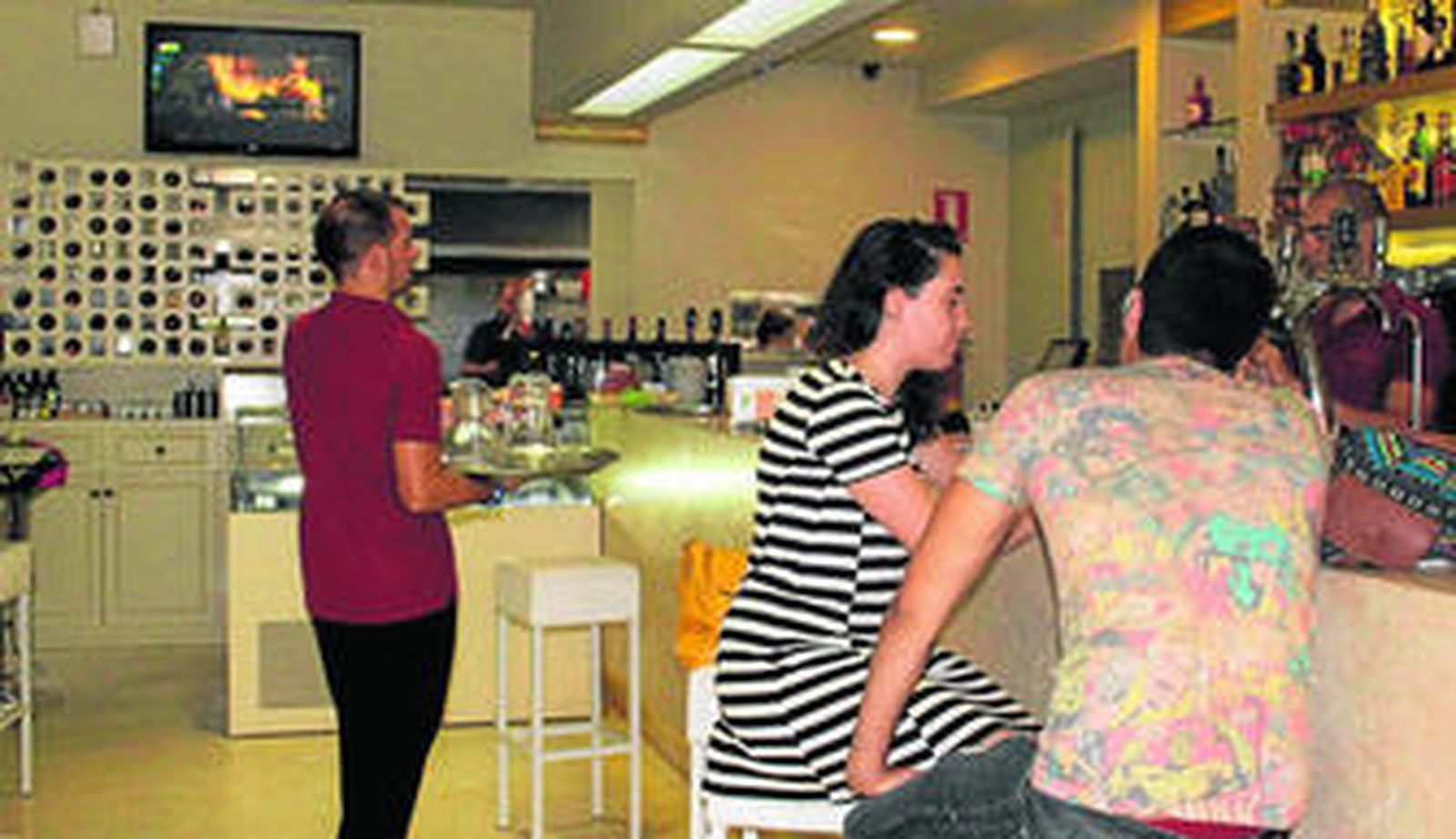 Clientes en el bar La Tahona en la Plaza Vieja, que mantendrá sus servicios en Feria.