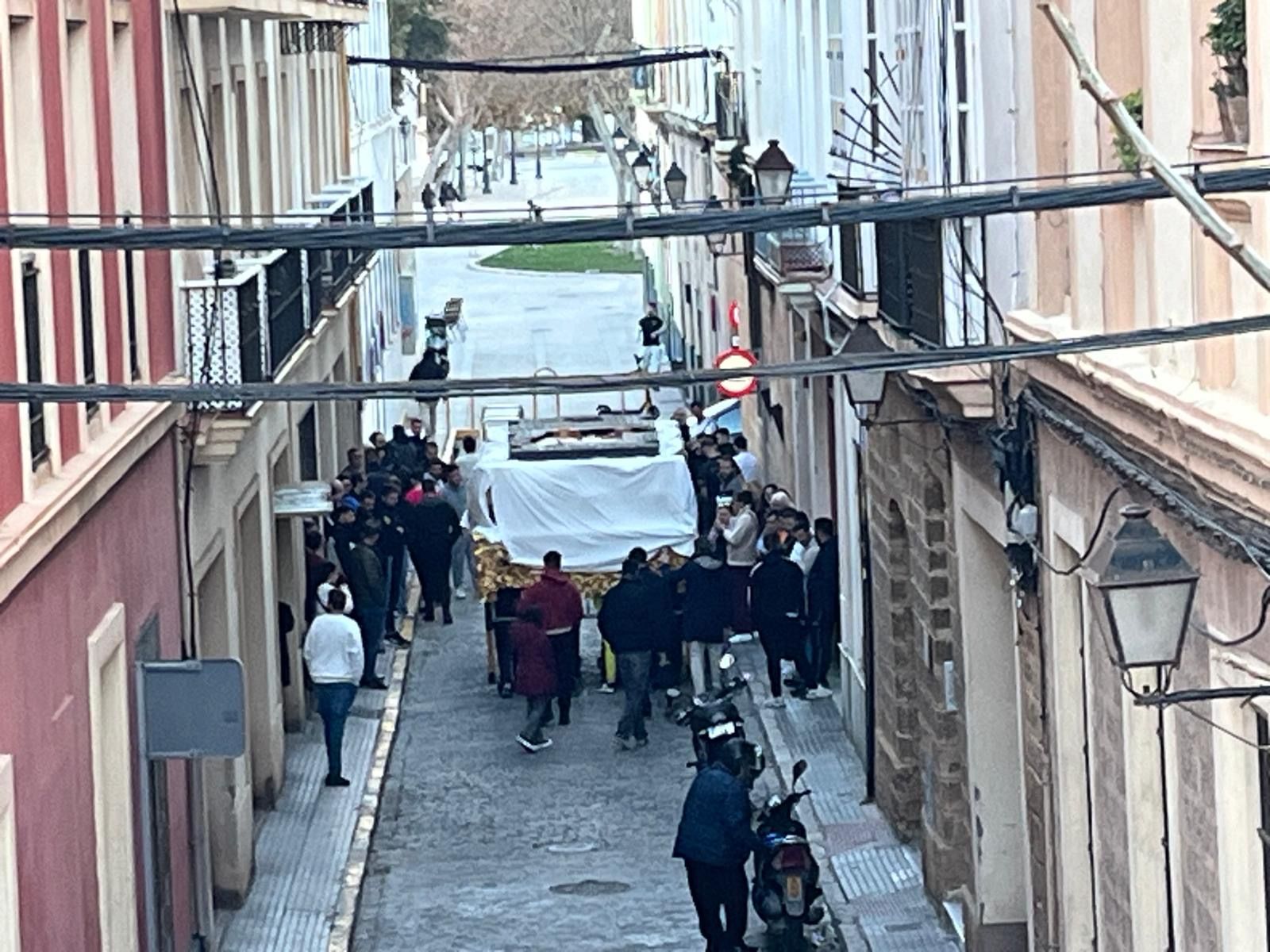 Con el rabo mata moscas