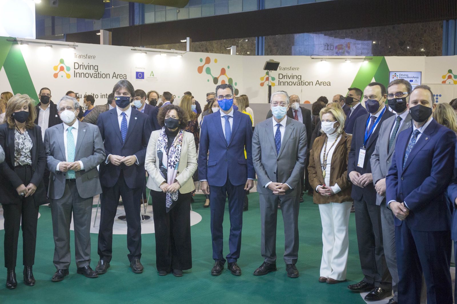 En el centro, el consejero de Transformación Económica, Industria, Conocimiento y Universidades de la Junta de Andalucía, Rogelio Velasco, y el director del Territorio Sur de Telefónica, Joaquín Segovia, junto a los rectores de las universidades.