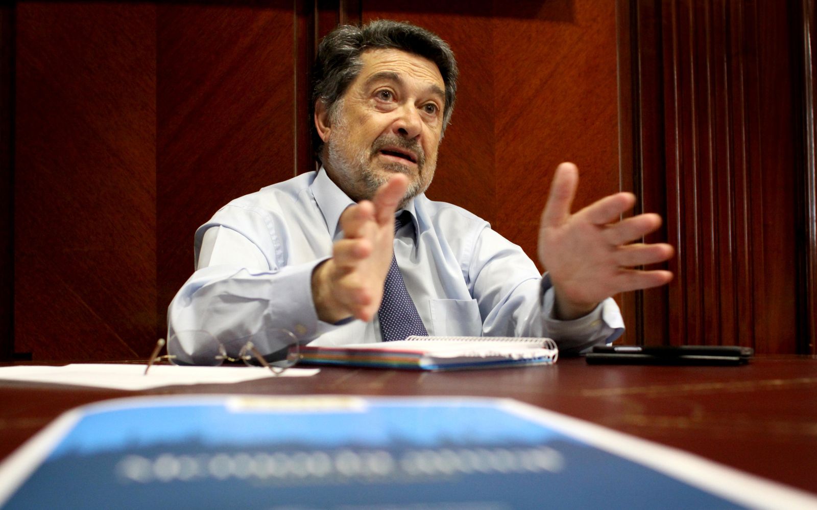 Javier Barrero en su despacho de la Autoridad Portuaria de Huelva.