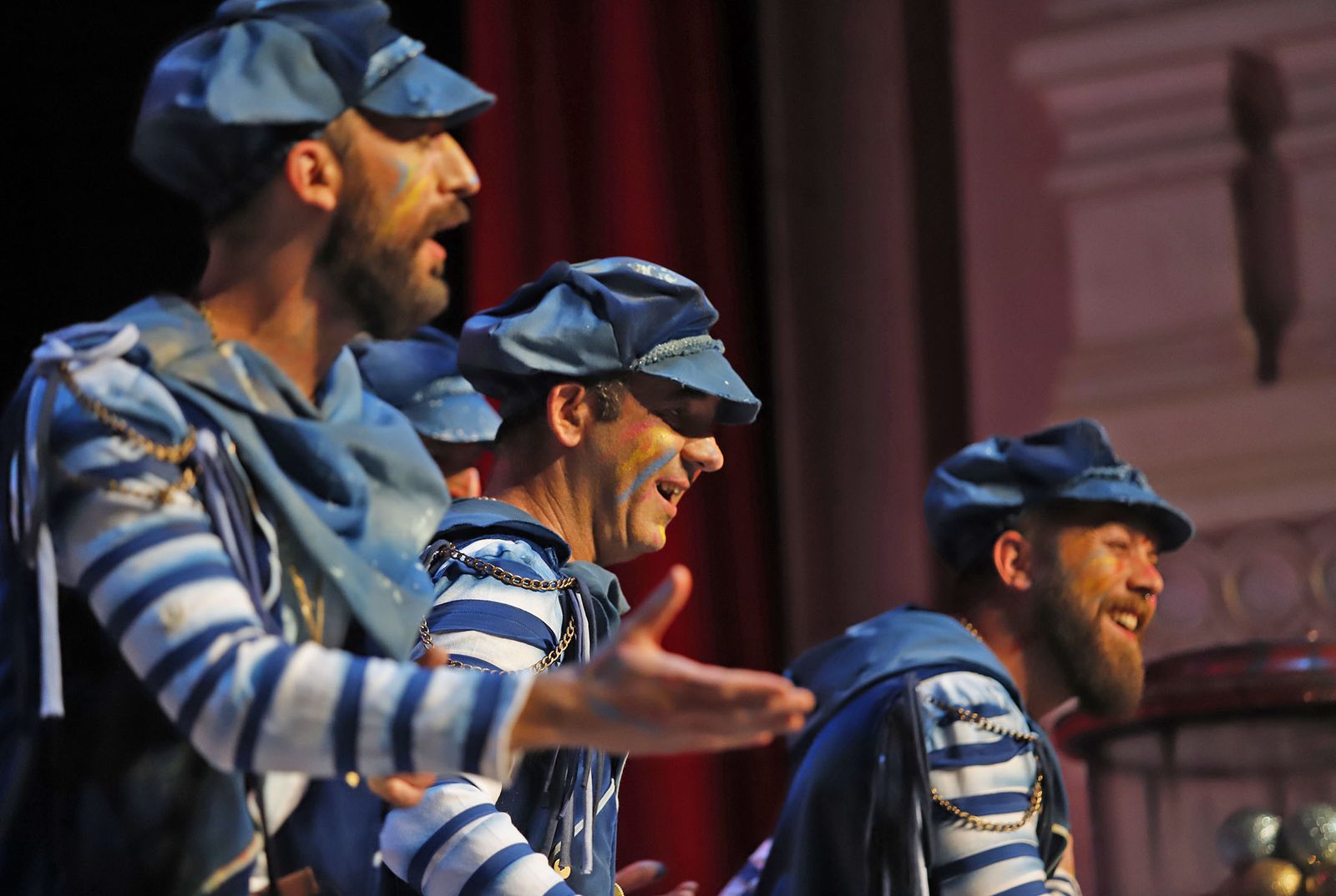 Imágenes de la actuación de la comparsa "Padre nuestro" de Alcalá de Guadaíra en el Carnaval Colombino