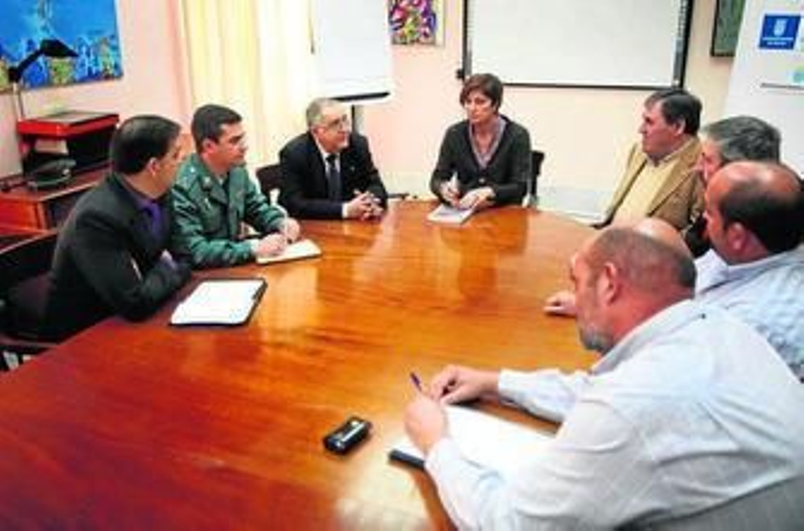 Momento de la reunión de ayer mantenida en la sede de Medio Rural.