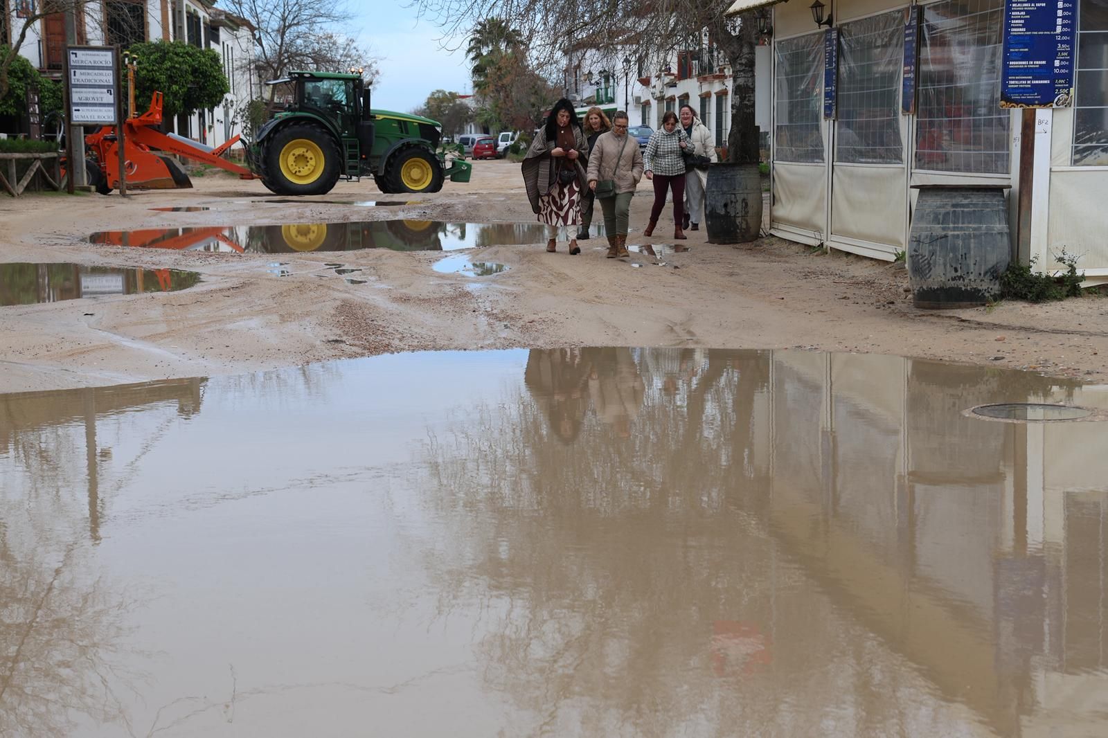El Rocío tras la inundación de este sábado por la borrasca Marta: fotografías de las calles anegadas en la aldea