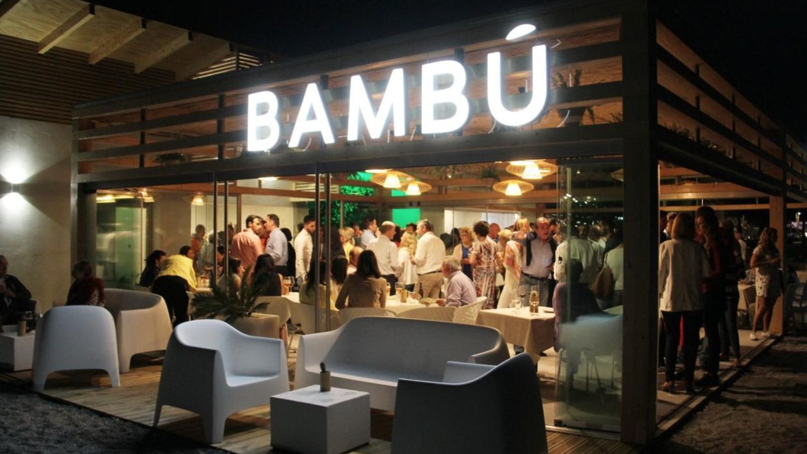 El chiringuito Bambú, iluminado de noche