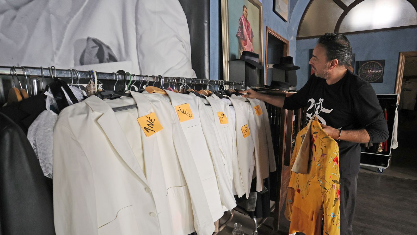 Antonio El Pipa, preparando el vestuario.