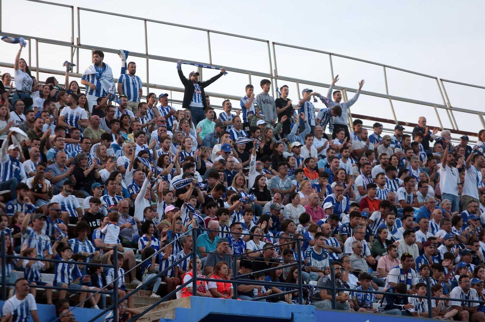 Imágenes del gran ambiente en el Nuevo Colombino en el ascenso del Recre