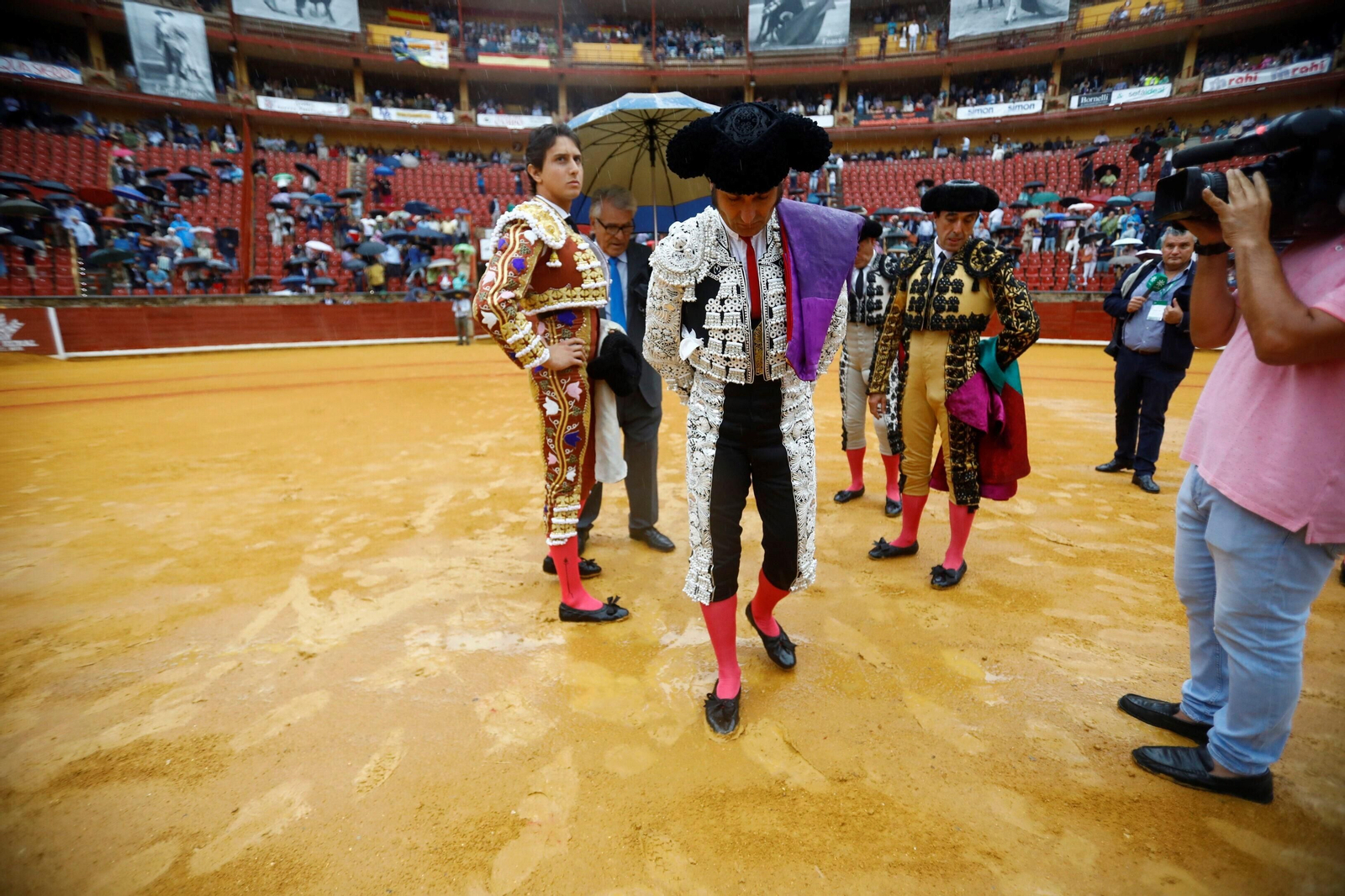 La lluvia obliga a aplazar la corrida de toros de este sábado en Córdoba, en imágenes