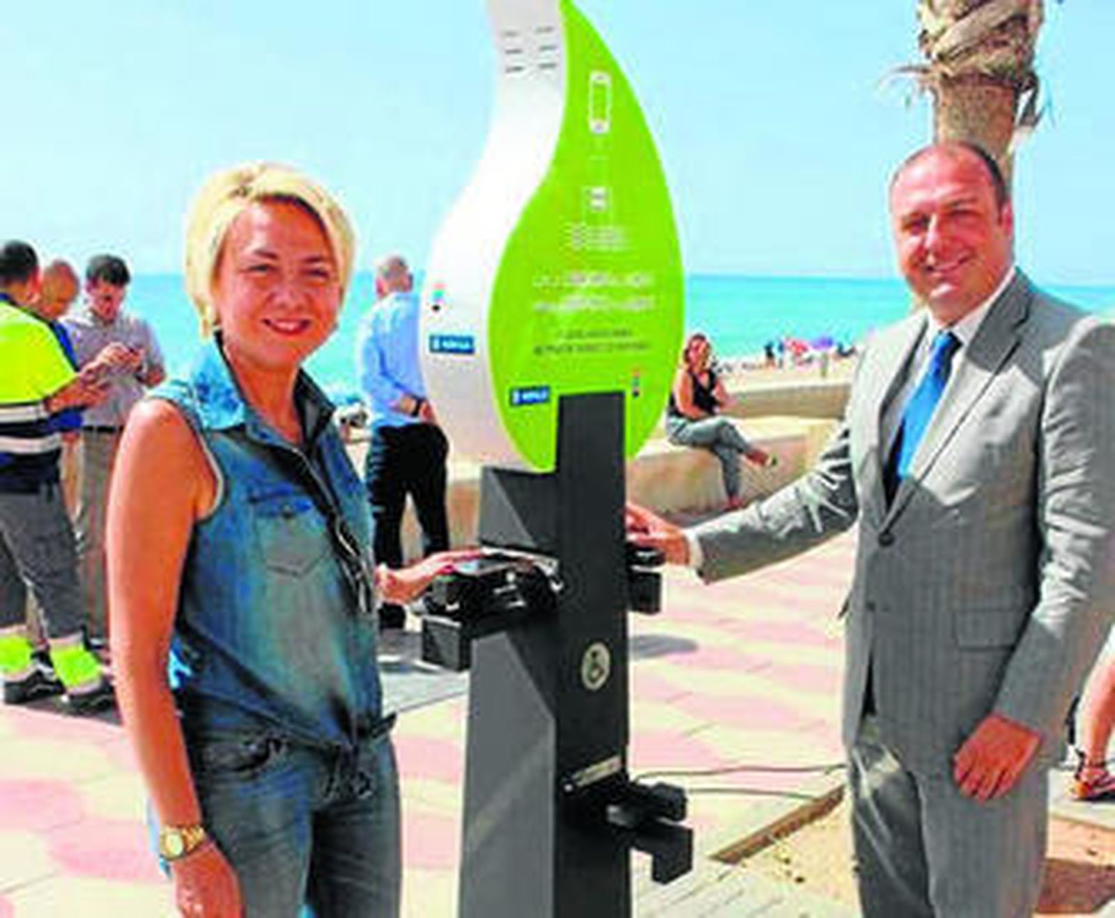 A la izquierda, la concejala Eloísa Cabrera y el gerente de Hidralia junto al dispositivo; a la dcha, la pantalla ya rota.