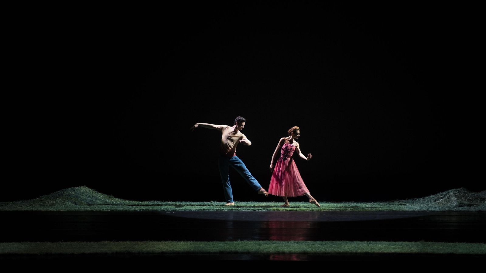 Dos bailarines de la compañía rusa, al inicio del espectáculo.