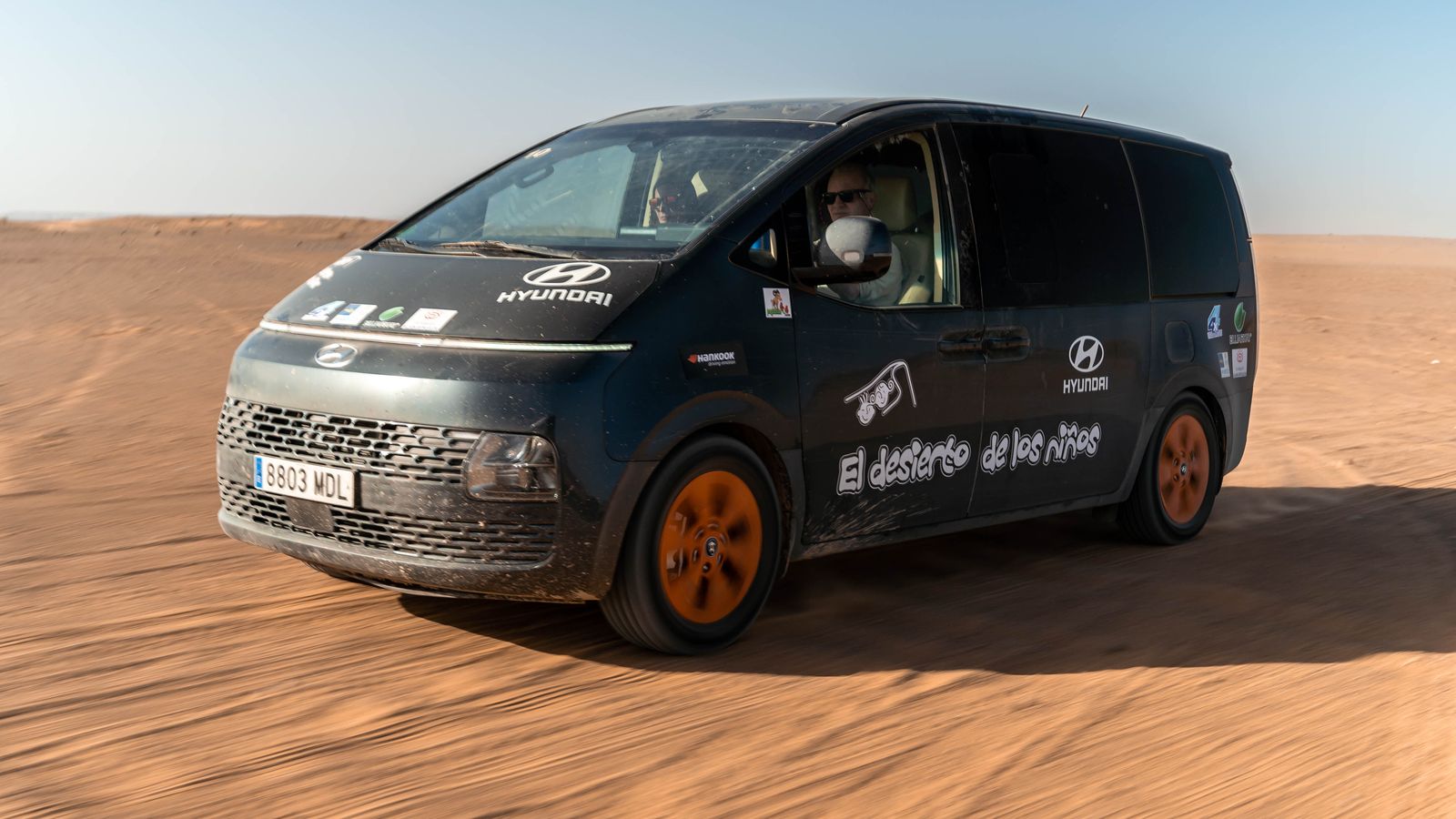 Hyundai ha estado representada por una buena parte de su gama SUV, con varias unidades del Tucson y Santa Fe, además del monovolumen Staria. Han participado un total de 20 vehículos de la marca en la caravana.