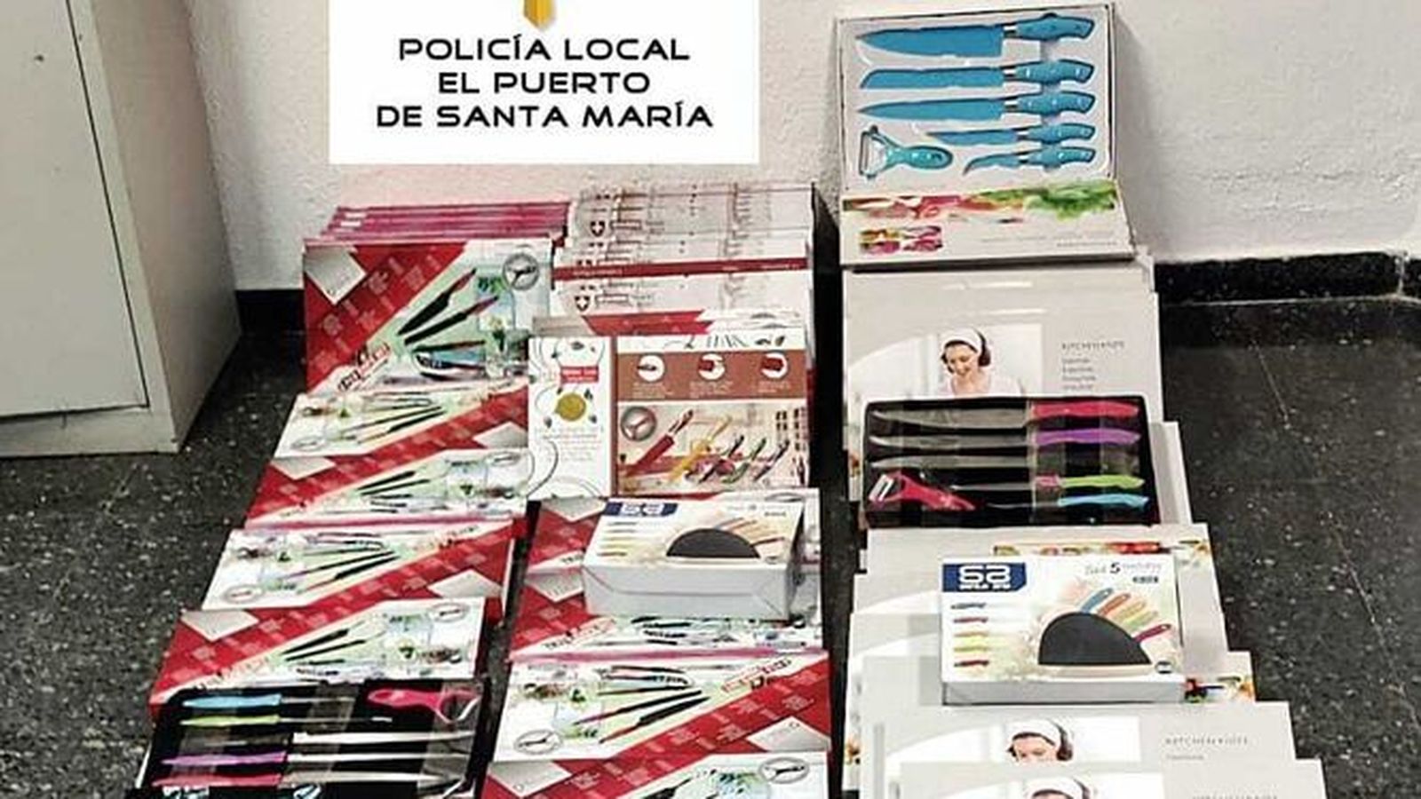 Las cajas con cuchillos incautadas por la Policía Local.