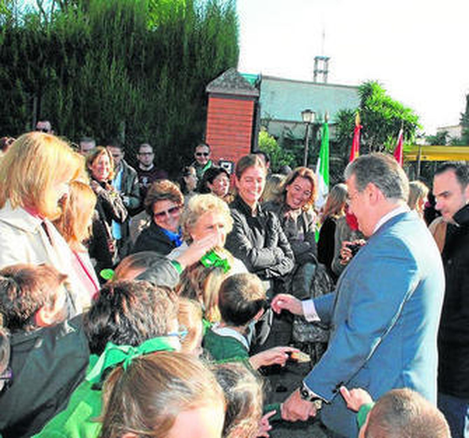 Zoido saluda a los alumnos y familiares del colegio de las Irlandesas.