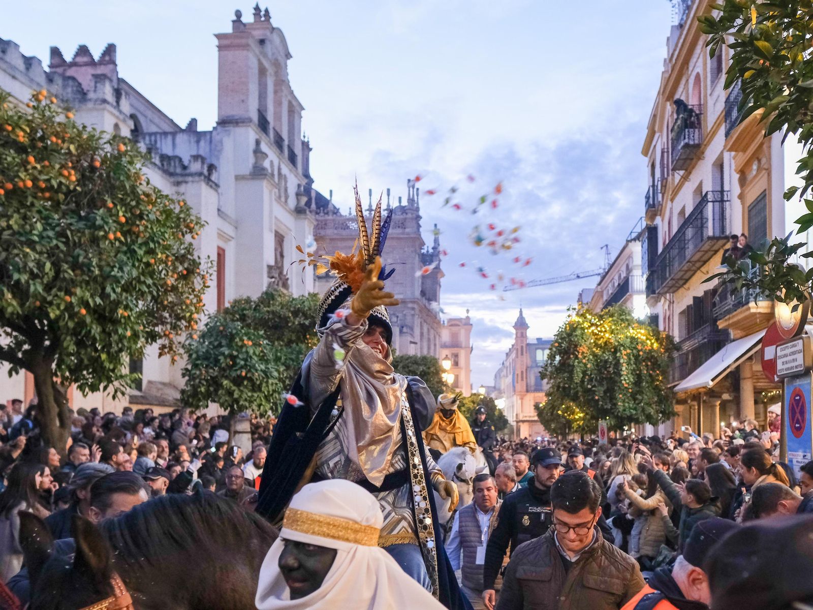 Fotos del Heraldo de los Reyes Magos en la recogida de llaves de la ciudad