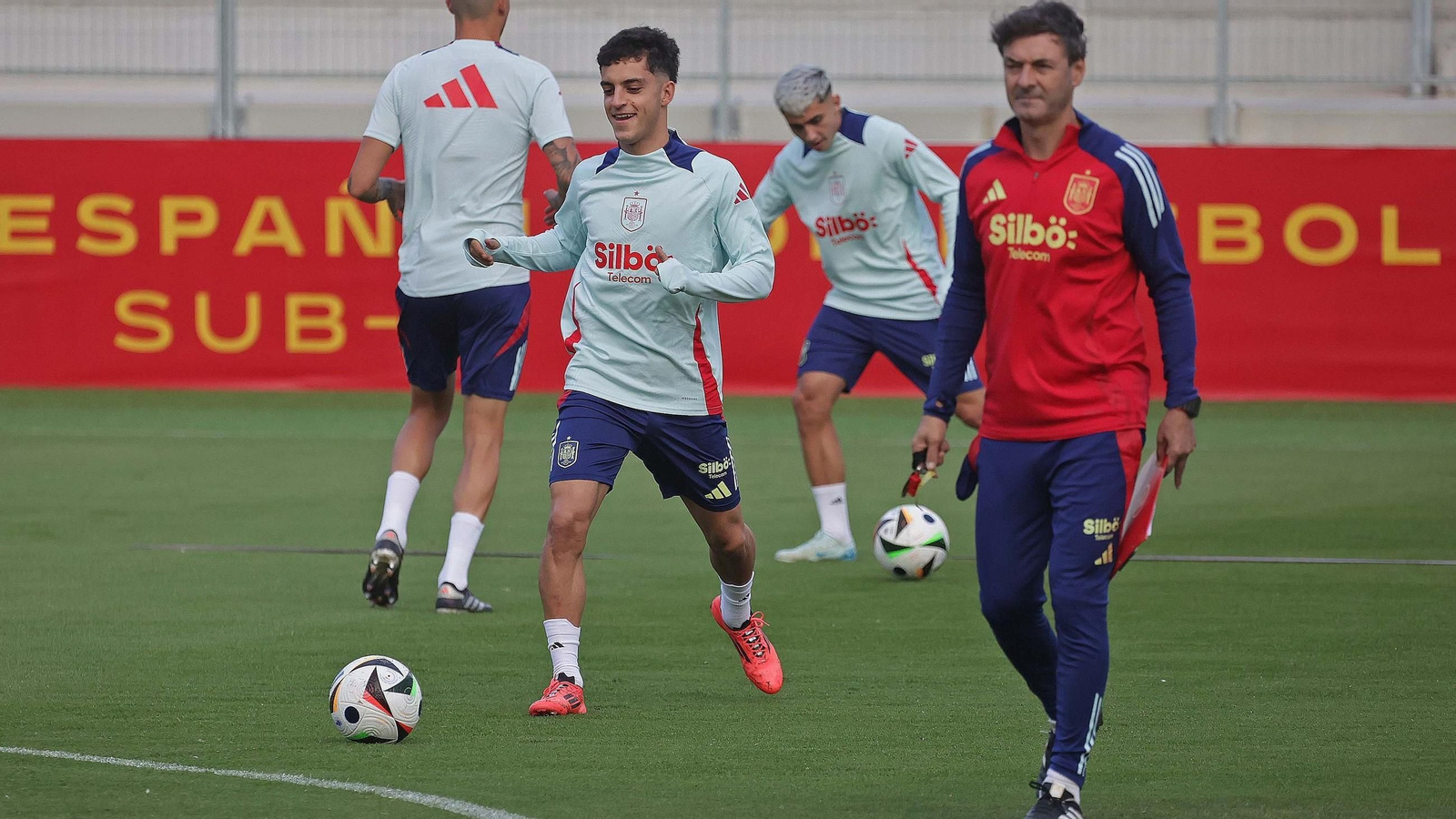 Un momento del entrenamiento de la selección sub-21 en La Línea, este miércoles Un momento del entrenamiento de la selección sub-21 en La Línea, este miércoles
