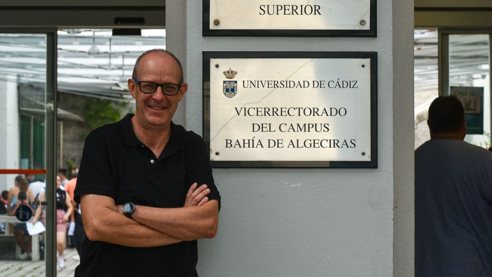 Jesús Verdú, junto a la placa del Vicerrectorado del Campus Bahía de Algeciras
