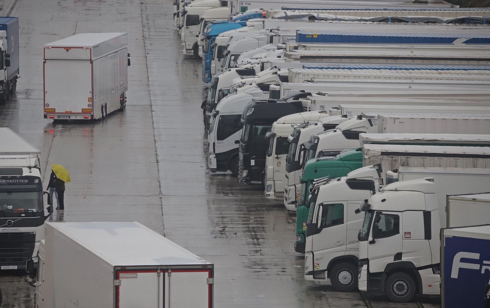 Fotos del cierre del acceso para camiones en el Puerto de Algeciras