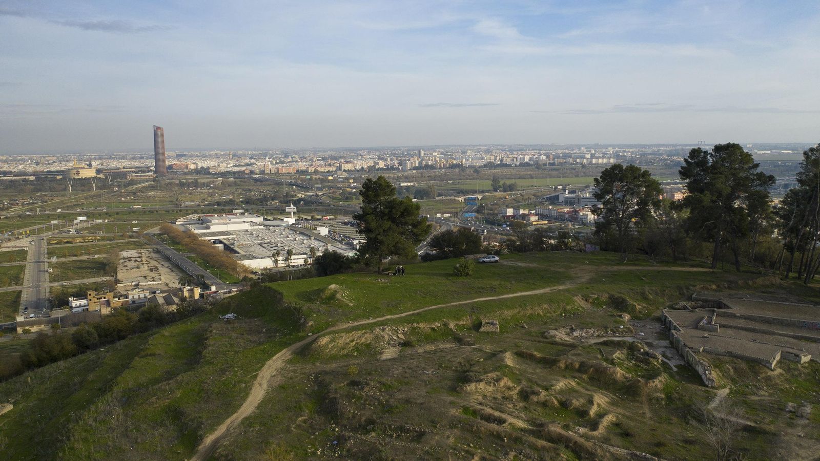 Vis aérea del Carambolo con la capital al fondo