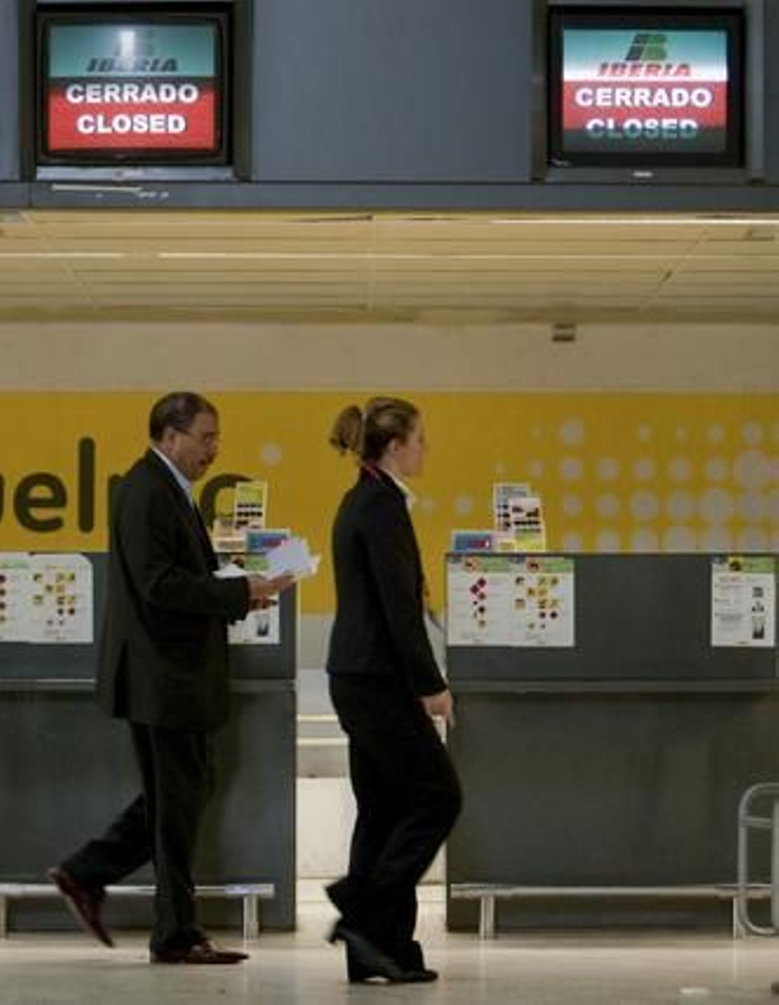 La nube de ceniza del volcán isladés provoca el cierre de San Pablo.

Foto: Julio Muñoz (EFE)