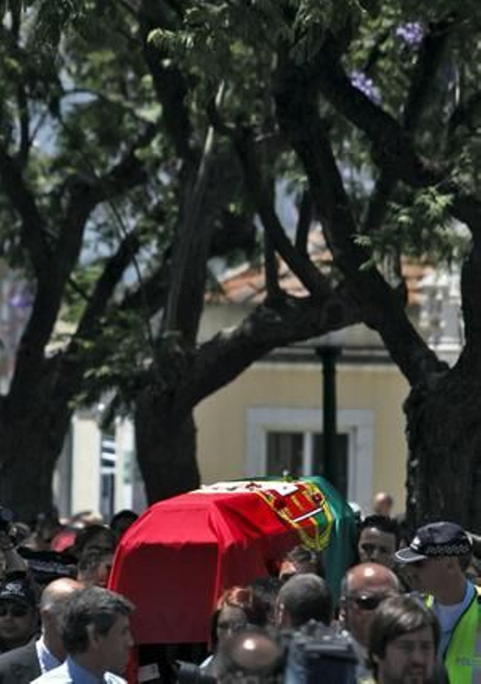 Intelectuales, políticos y cientos de portugueses se despiden del escritor.

Foto: EFE/ AFP/ Reuters