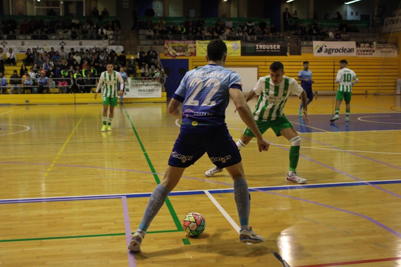 El celeste Josu Mendive trata de irse de un rival en el último encuentro del pasado 2023.