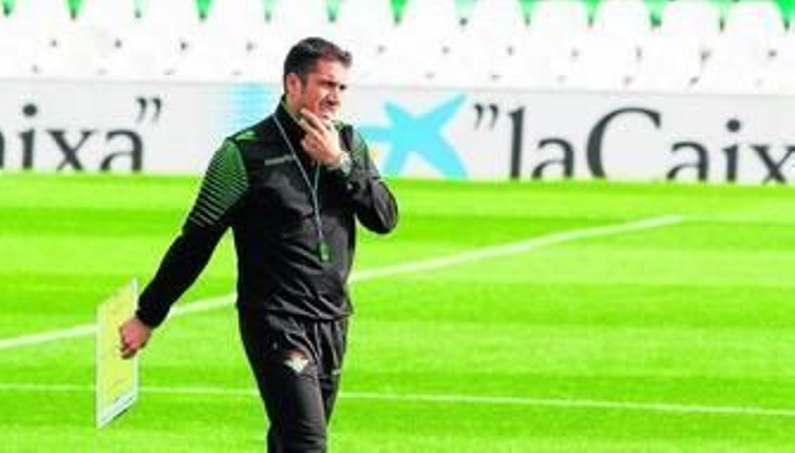 Julio Velázquez, pensativo y sujetando sus anotaciones, en un entrenamiento.