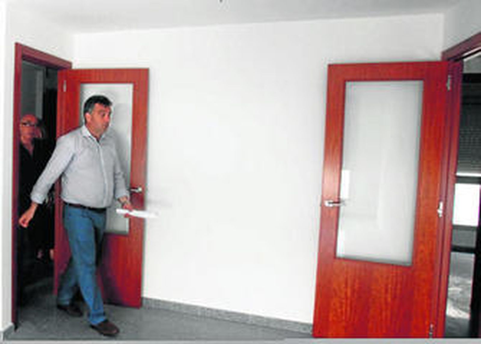 Manuel Cárdenas visita uno de los pisos de realojo de Matadero.