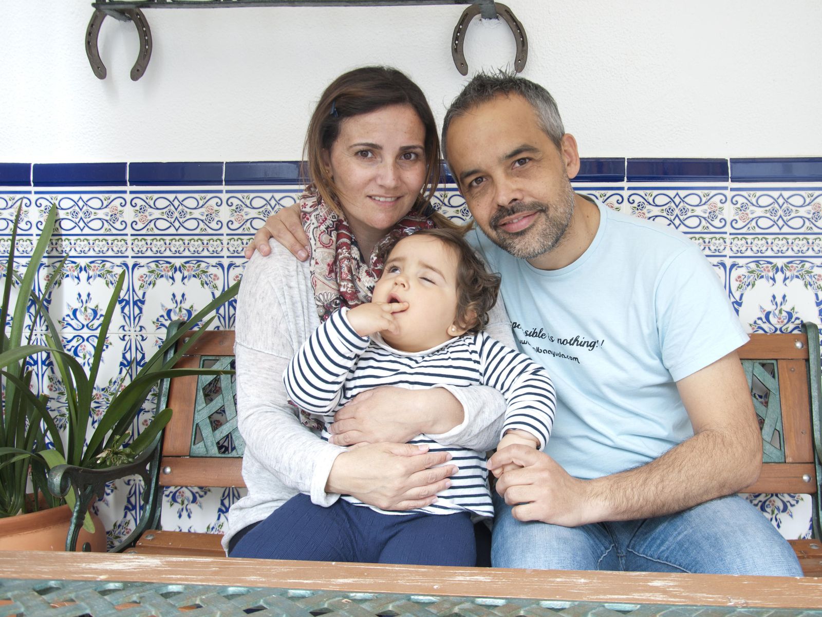 Belén Pérez y Sergio Ramos, junto a su hija Alba, la 'niña milagro' de Puerto Real.
