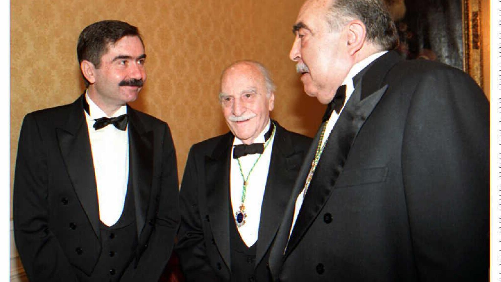 Muñoz Molina, entre Lázaro Carreter y Francisco Ayala, el día de su ingreso en la Real Academia Espñola de la Lengua Muñoz Molina, entre Lázaro Carreter y Francisco Ayala, el día de su ingreso en la Real Academia Espñola de la Lengua