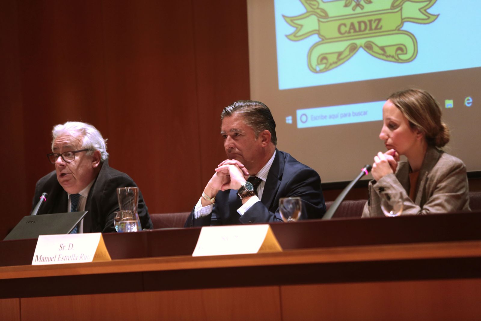José Manuel Jareño, decano emérito del Colegio de Abogados de Cádiz, Manuel Estrella, presidente de la Audiencia Provincial, y Ana Gámez, vocal de Aja .