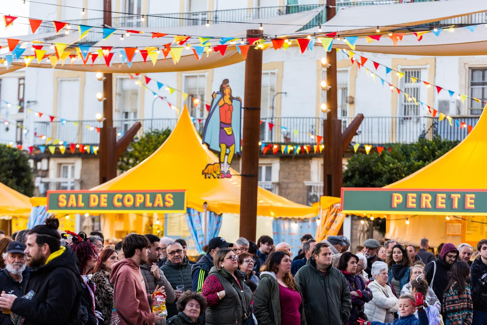 El Carnaval, de vuelta a la plaza del Rey de San Fernando: la chirigota del Yuyu abre el fin de semana
