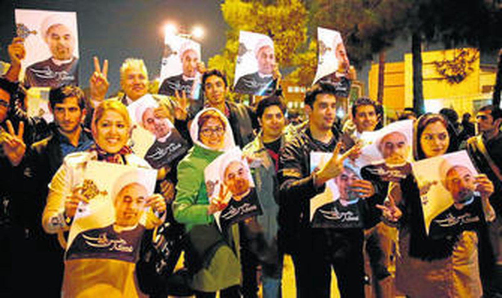 Seguidores del régimen iraní el domingo en el aeropuerto de Teherán recibiendo al ministro de Exteriores, Mohammad Yavad Zarif, que lideró la negociación.