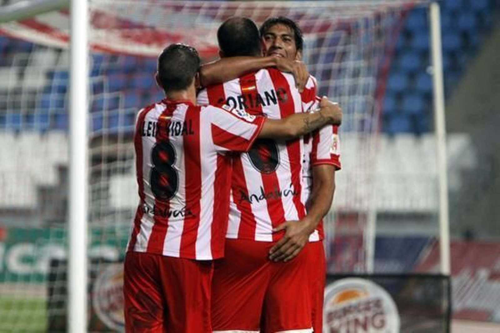 Los jugadores del Almería celebran el gol de Soriano. / Ricardo García