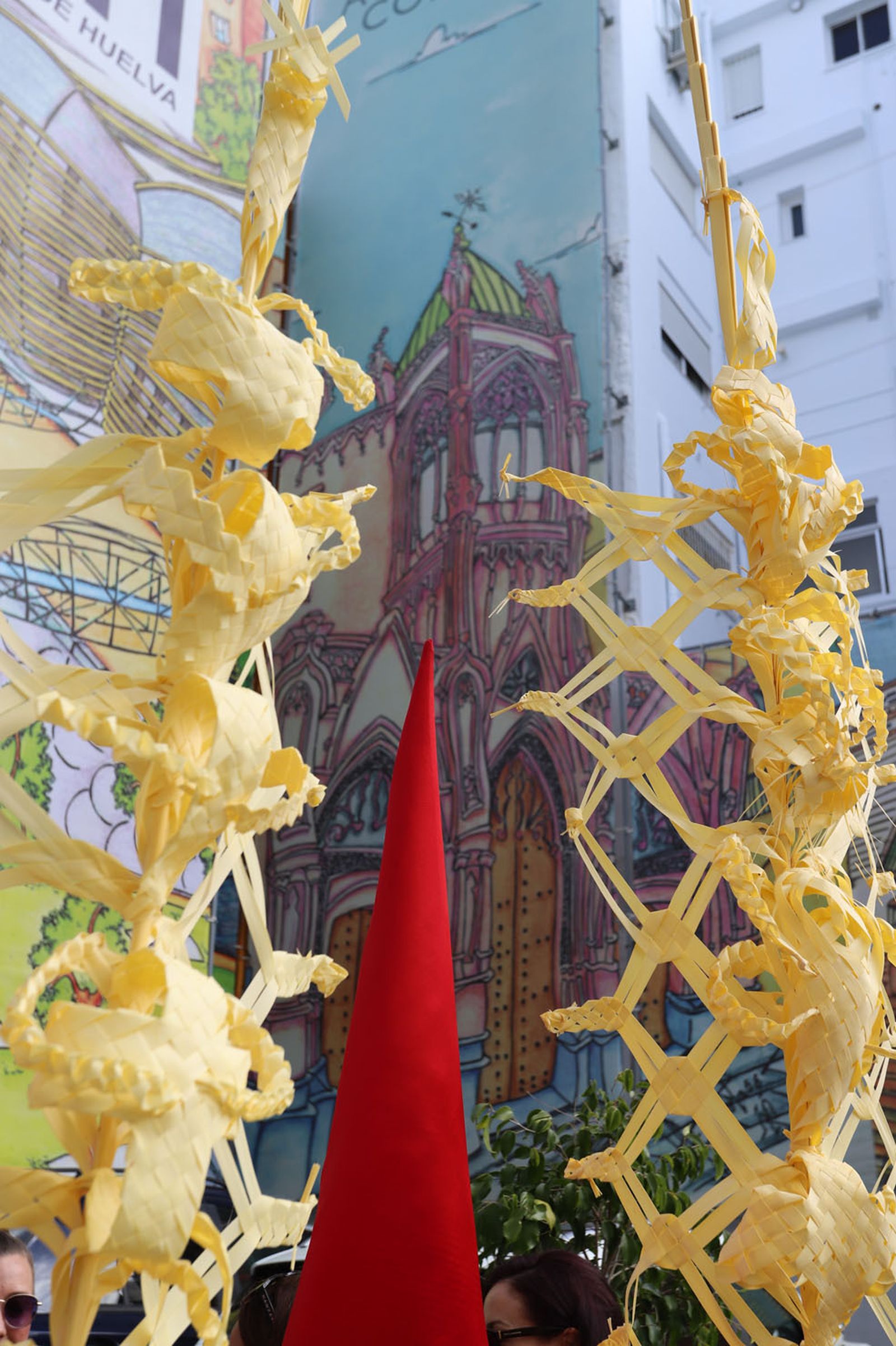 Imágenes del recorrido de la Borriquita  por las calles de Huelva