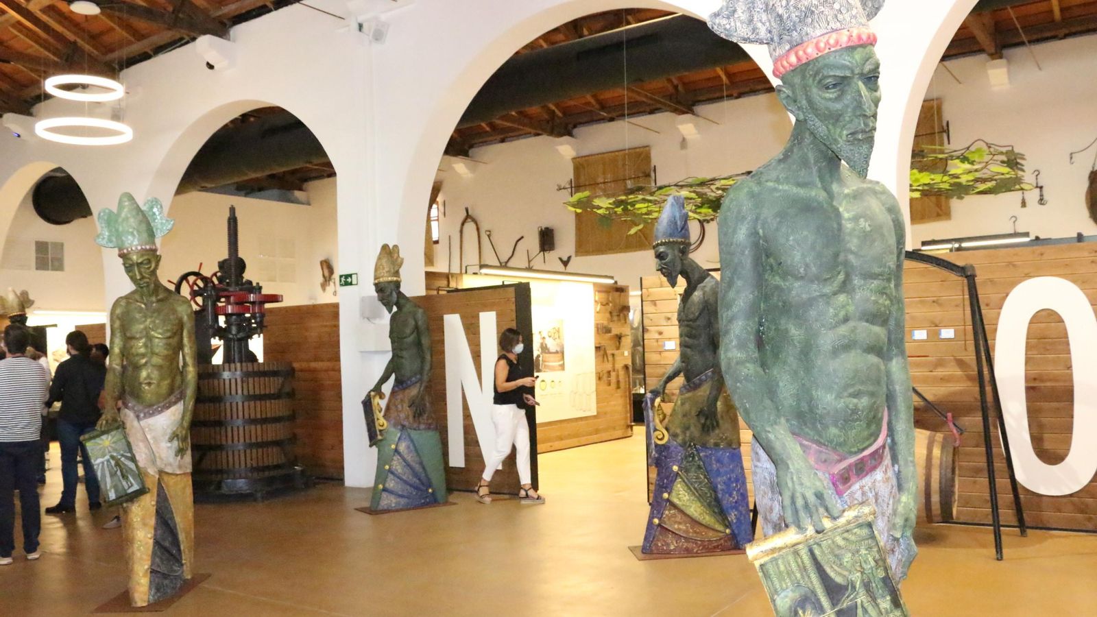 La exposición 'Reshef-Melkart', en el Centro de Interpretación del Vino y la Sal.