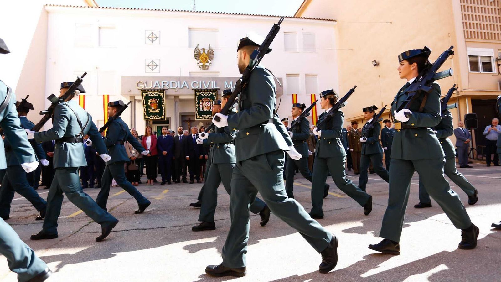 Desfile de los grupos de la Guardia Civil en el cuartel.