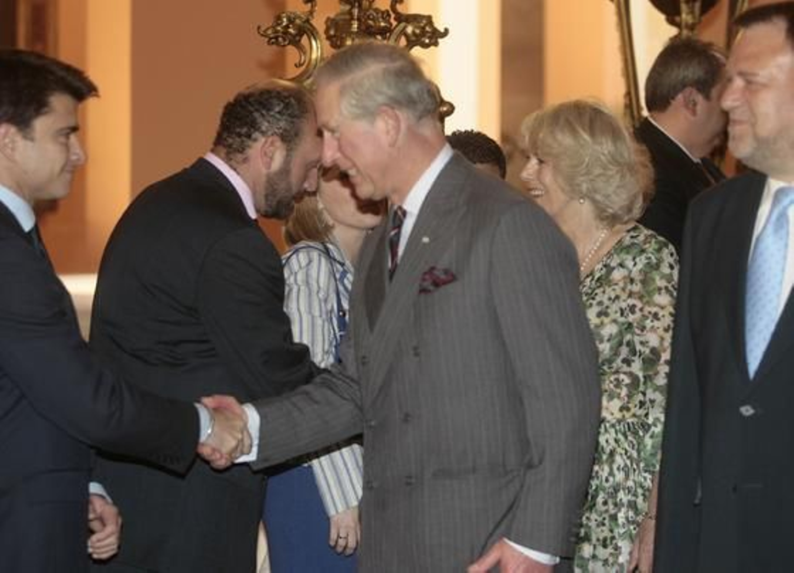 El Príncipe Carlos de Inglaterra saluda al portavoz adjunto del PP en el Ayuntamiento, Beltrán Pérez.

Foto: Belén Bargas