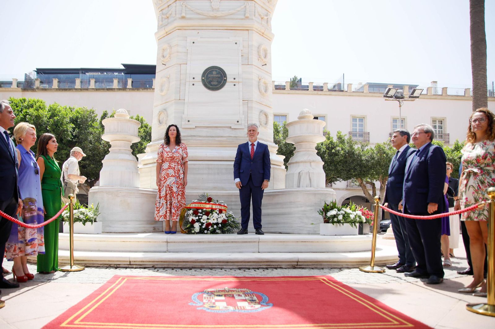 María del Mar Vázquez y Ángel Víctor Torres en el monumento a los Mártires de la Libertad.