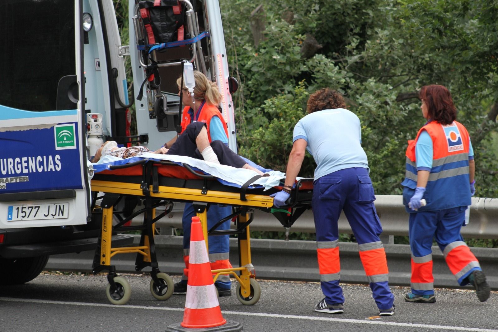 Efectivos del 061 auxiliando a uno de los heridos en el accidente
