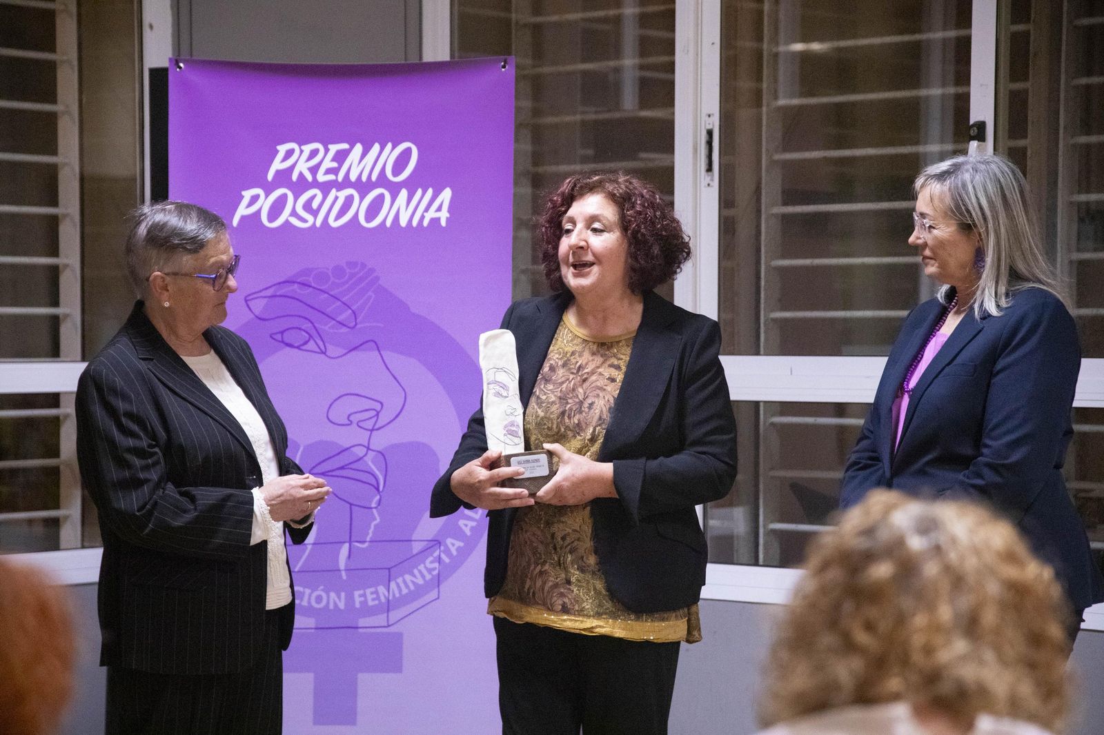 La Plataforma de Acción Feminista en Almería rinde homenaje a las mujeres de la Desbandá con su II Premio ‘Posidonia’ a Loli Sierra, vicepresidenta de la Asociación Memorialista de la Desbandá, en imágenes