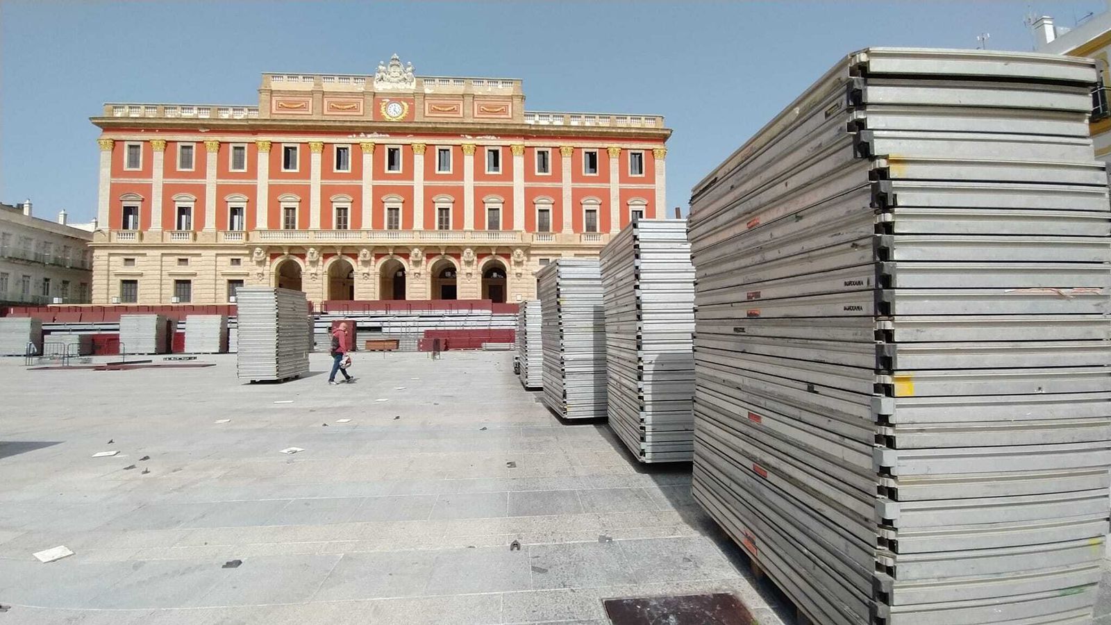 Desmontaje de la Carrera Oficial en el tramo de la Plaza del Rey.