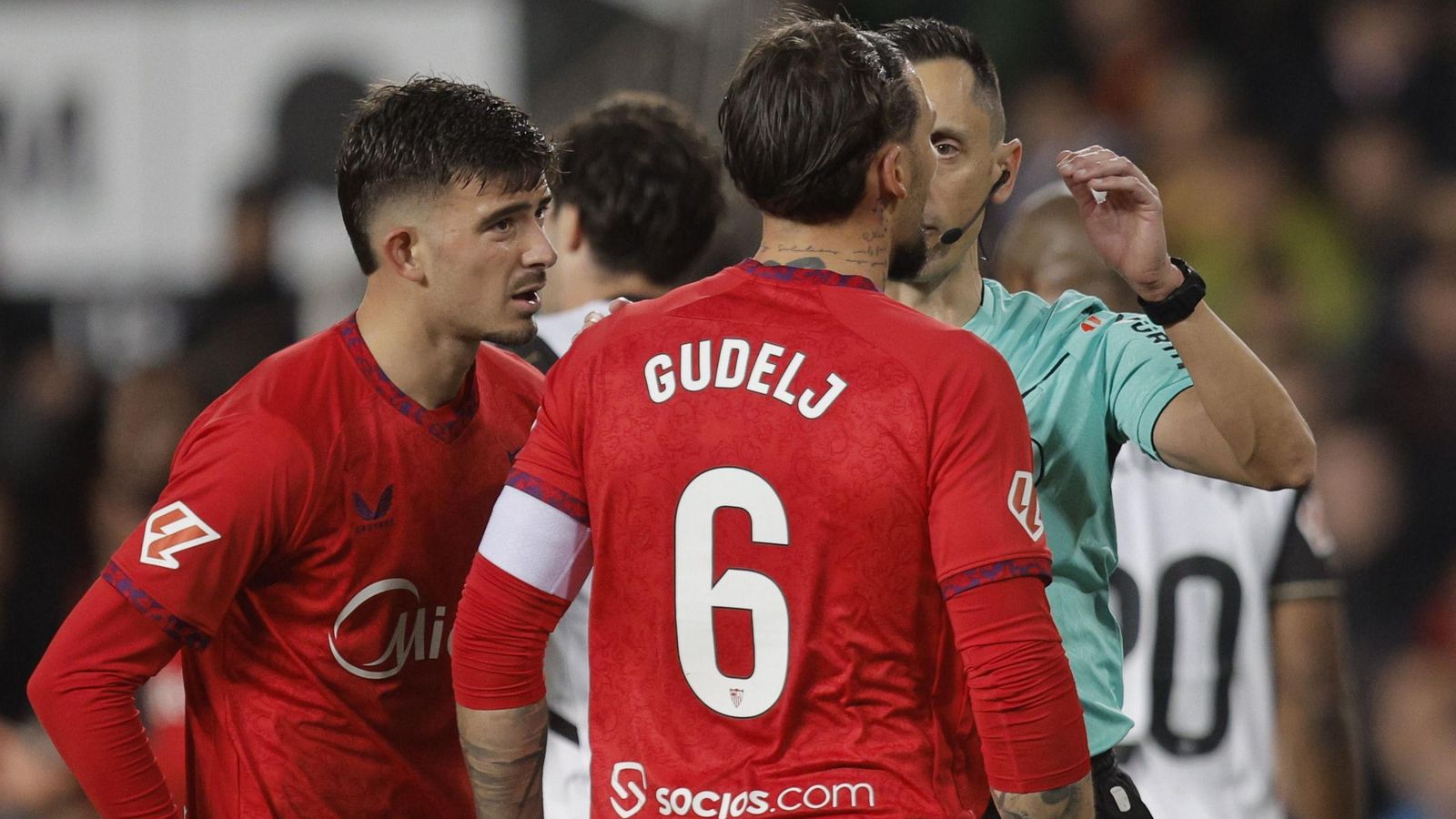 Gudelj, capitán sevillista, protesta ante Sánchez Martínez.