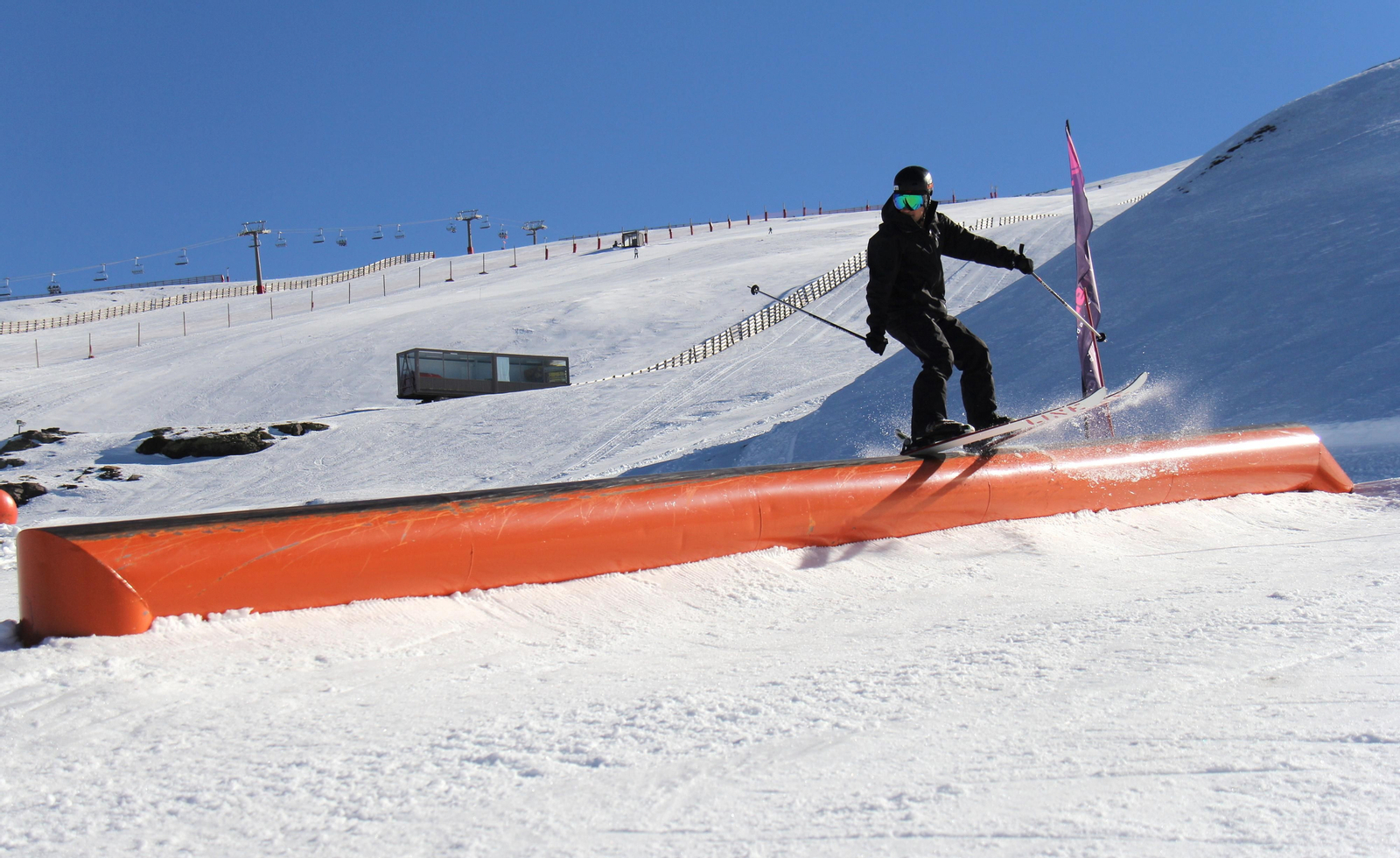 Un joven disfruta de la nieve con sus esquís.
