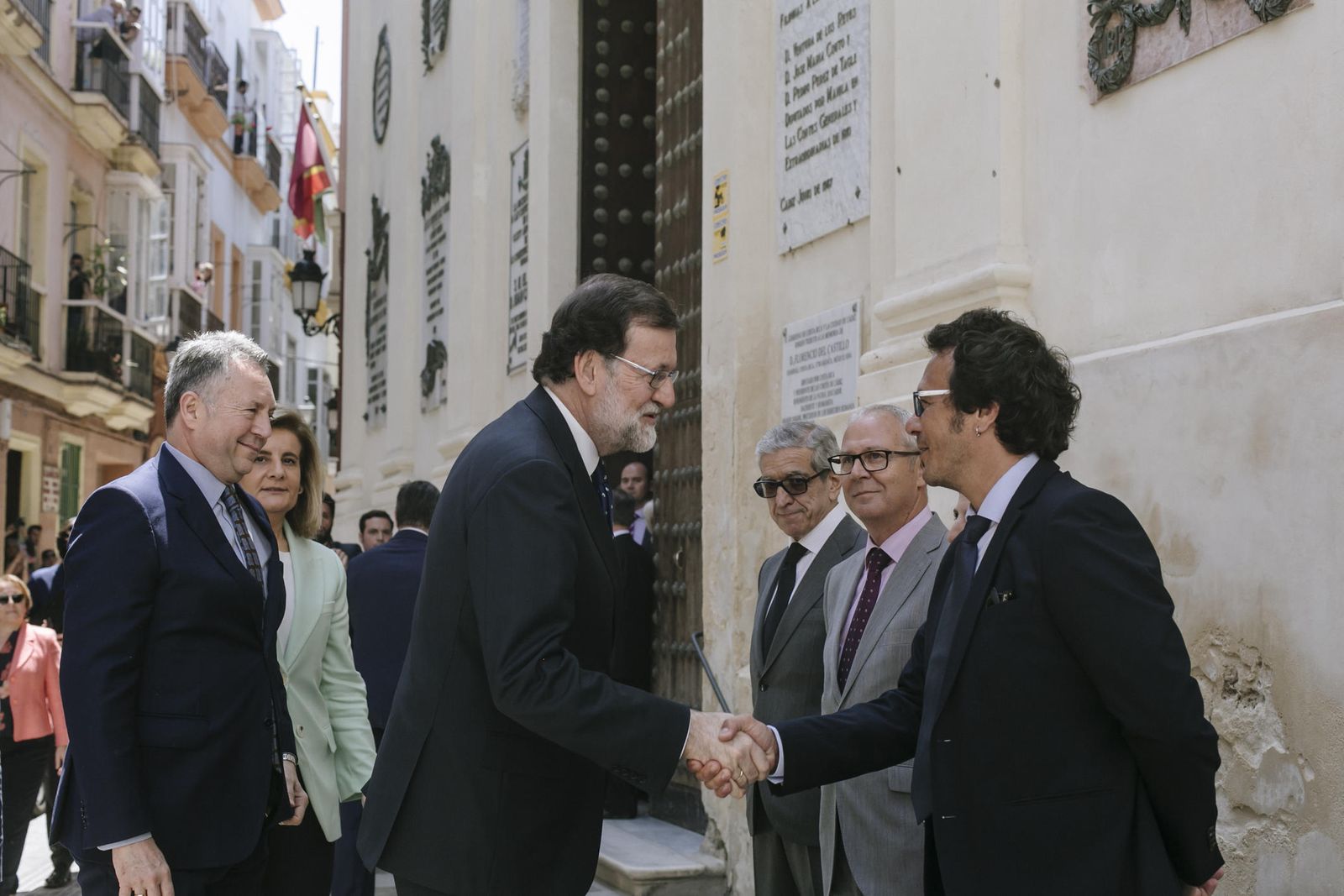 l Mariano Rajoy saluda a José María González, en presencia de José Joly, Fátima Báñez, Juan Luis Belizón y Braulio Medel.