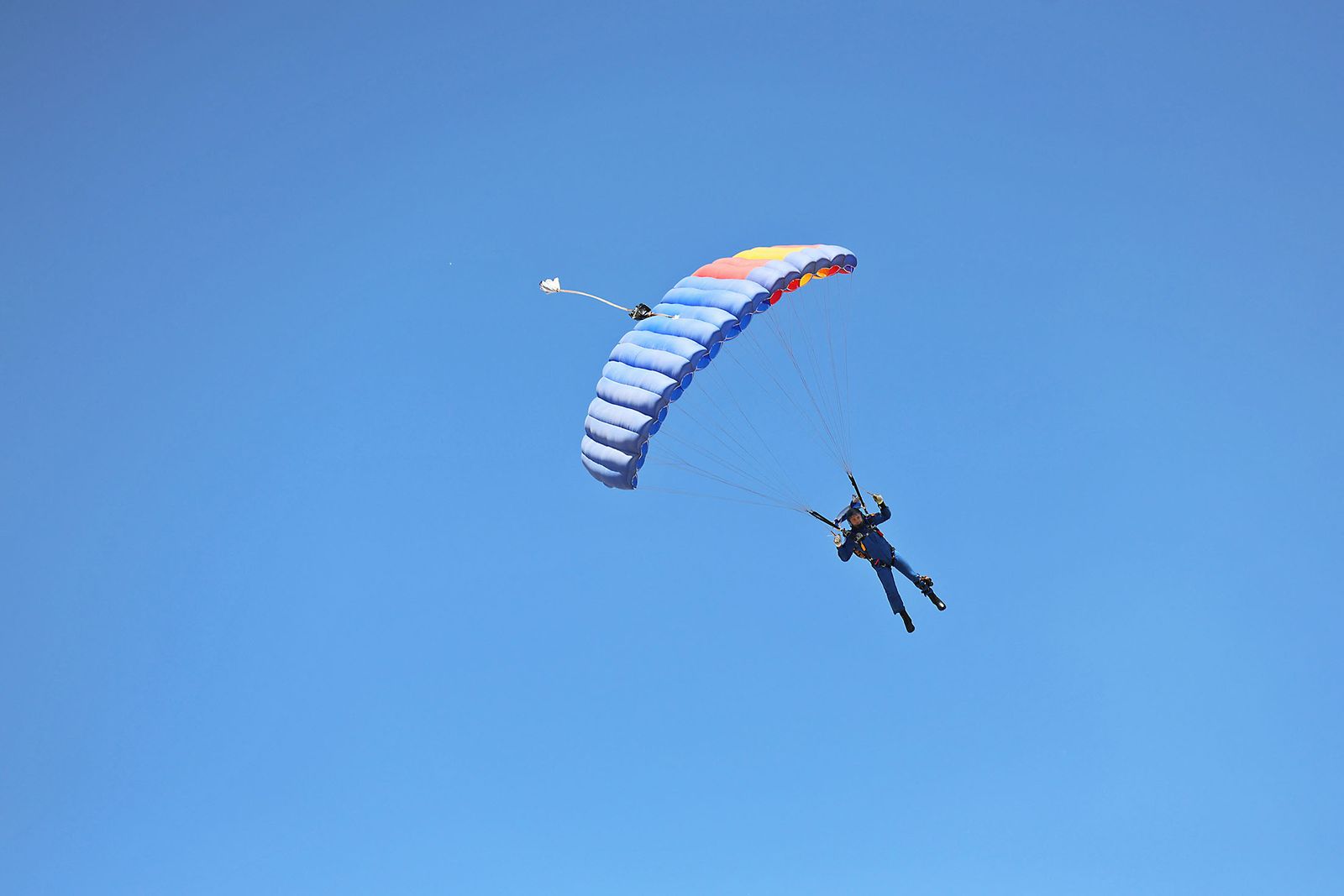 Fotografías de la exhibición aérea de la Patrulla Acrobática de Paracaidismo del Ejército del Aire 'Papea' y de la Patrulla Acrobática de Helicópteros 'ASPA'  en los actos de homenaje al centenario del Plus Ultra presidido por S.M. el Rey Felipe VI