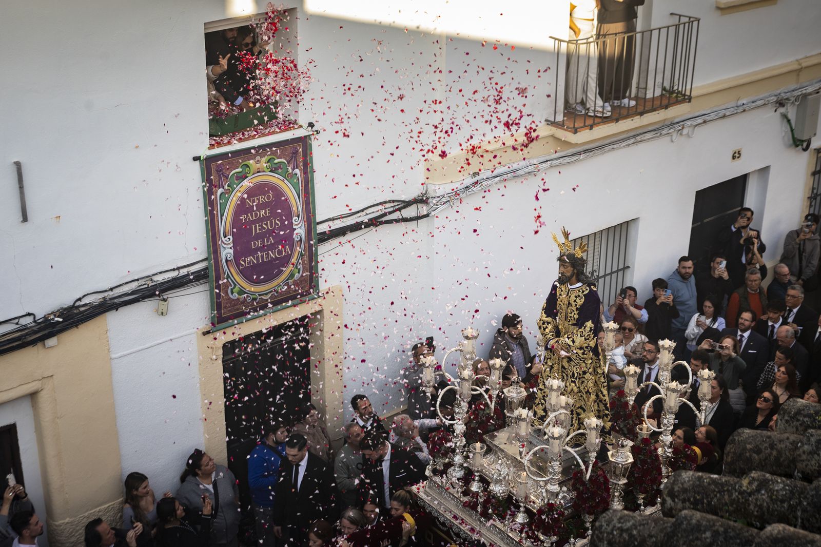 El Señor de la Sentencia, recibiendo una 'petalada' en la calle Sol.