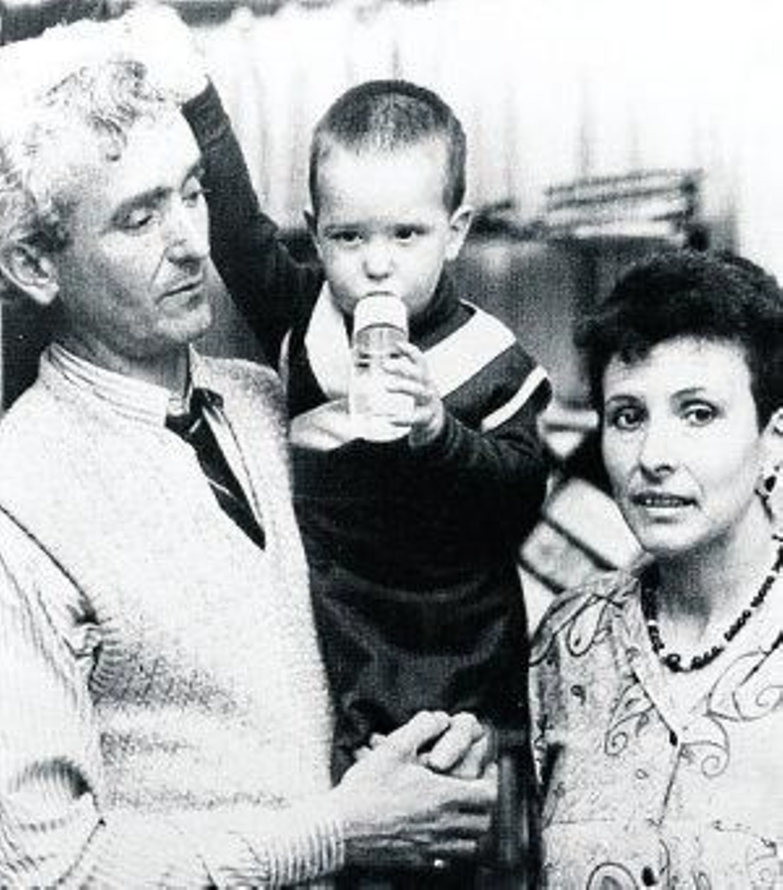 El niño lama con sus padres